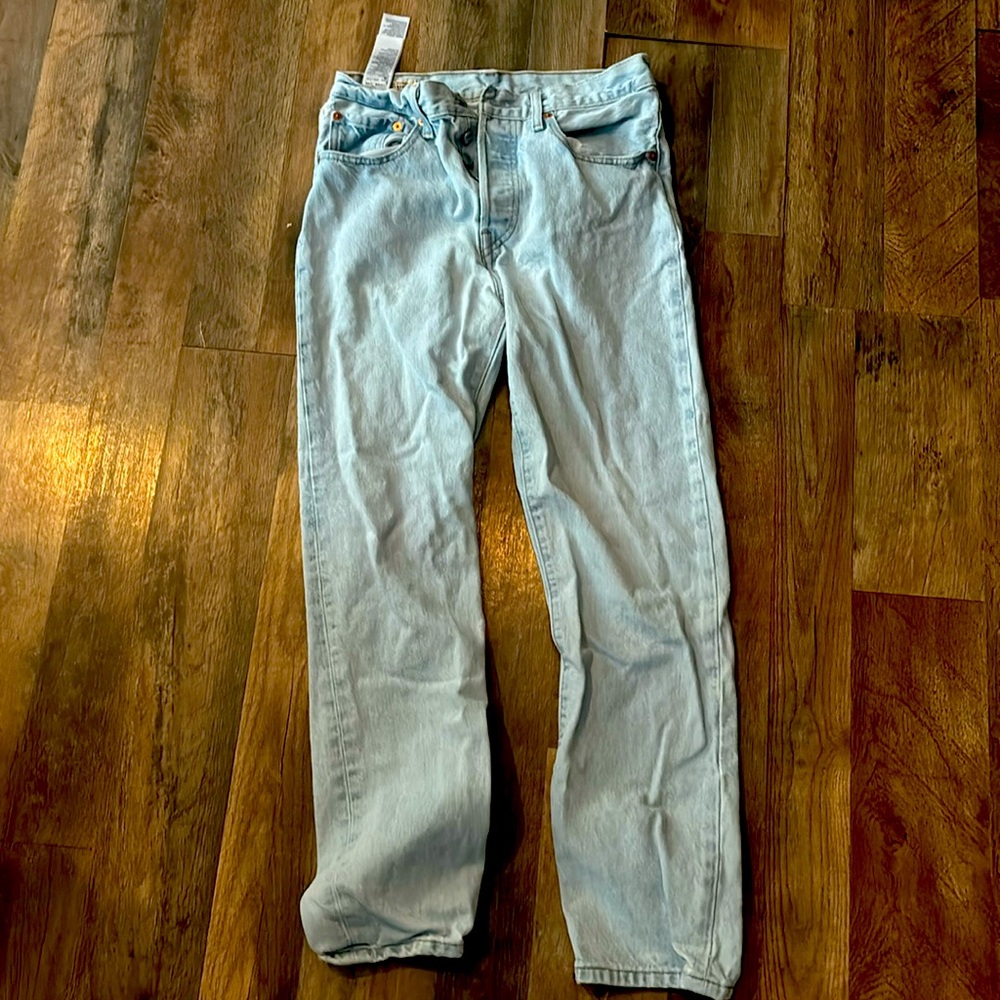 selling because don’t fit . light wash. no rips . wide legs. levi’s